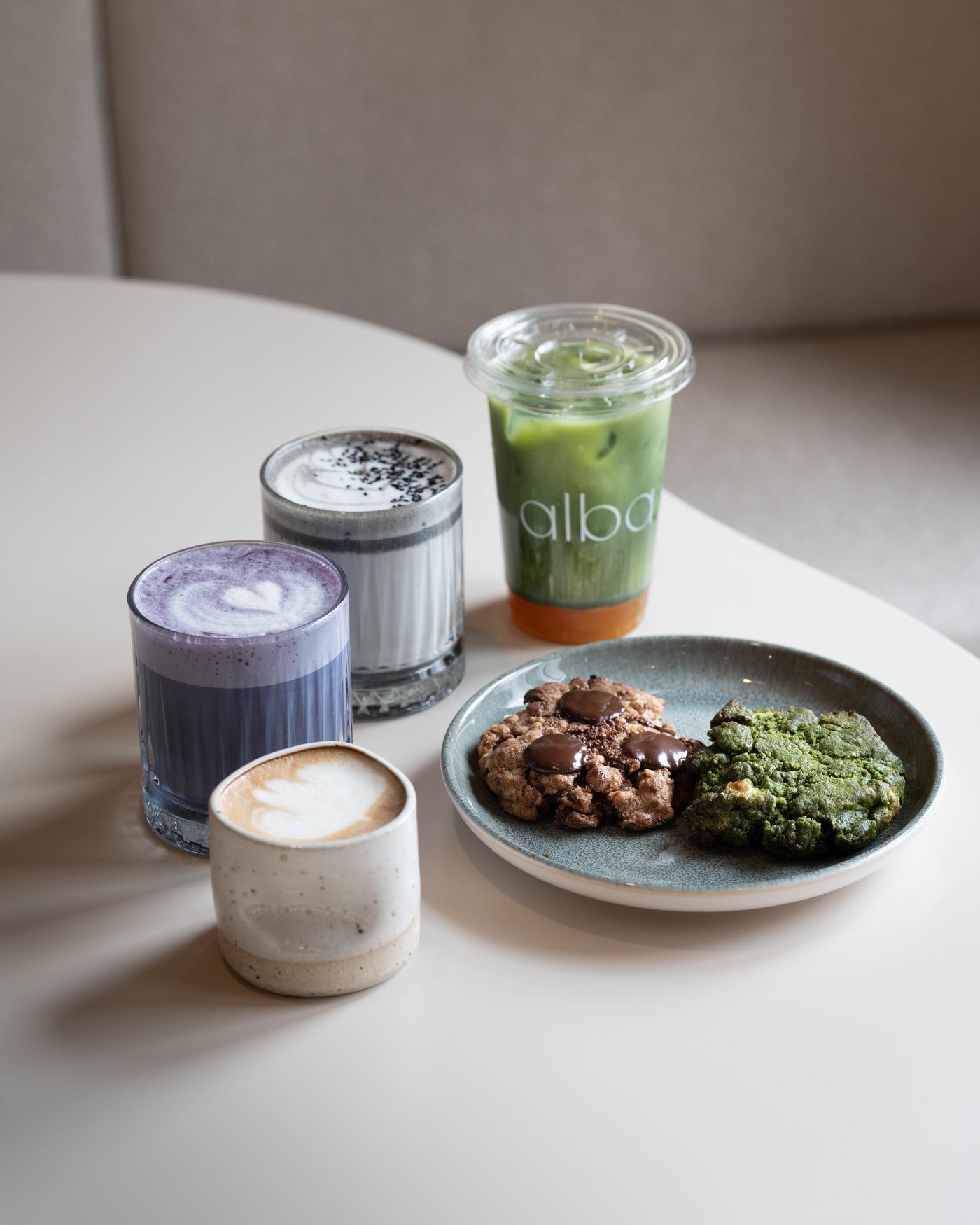 Alba Café Neuchâtel, cafés, matcha et douceurs sur la table