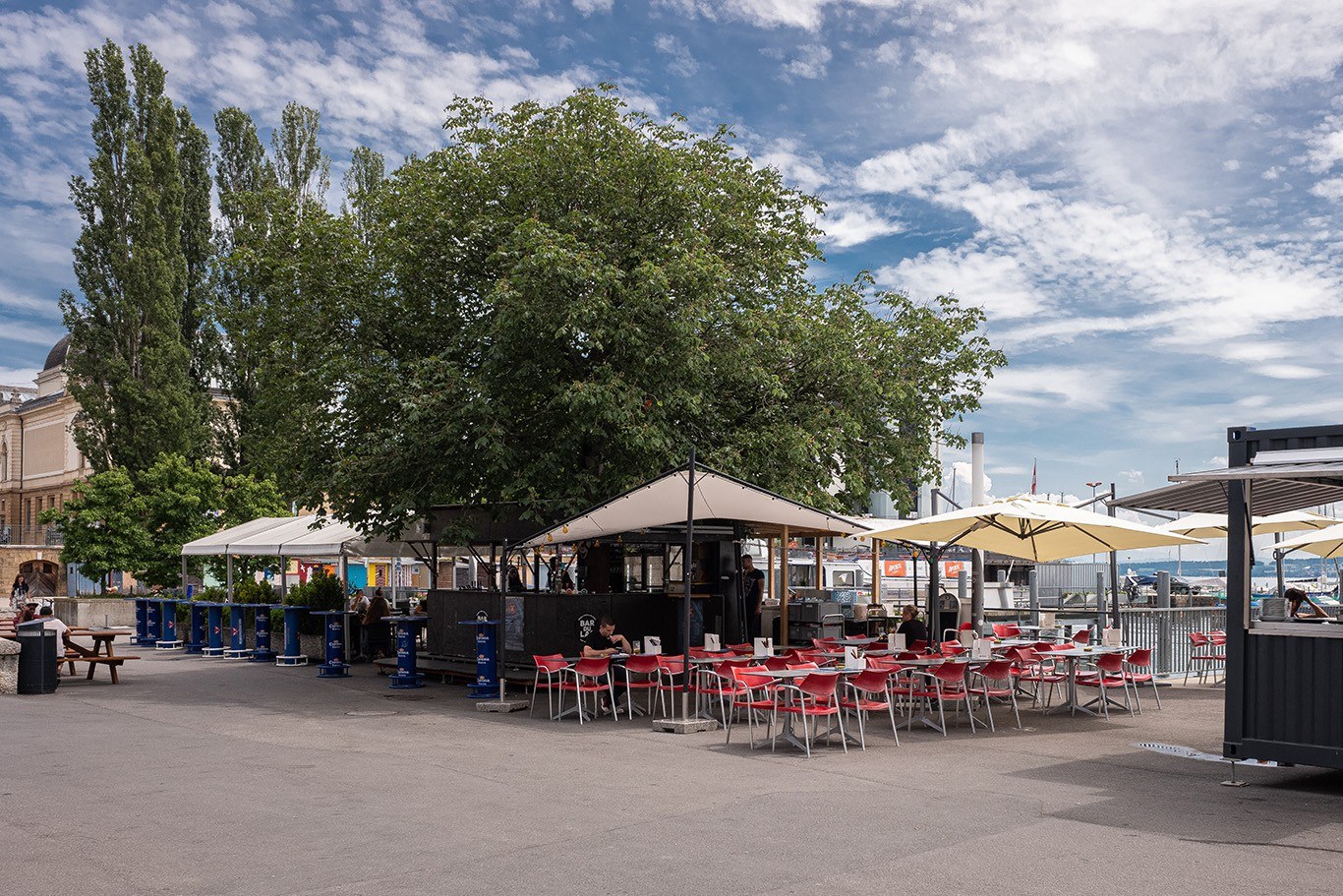 Bar du Lac Neuchâtel, terrasse au bord du lac dans le port