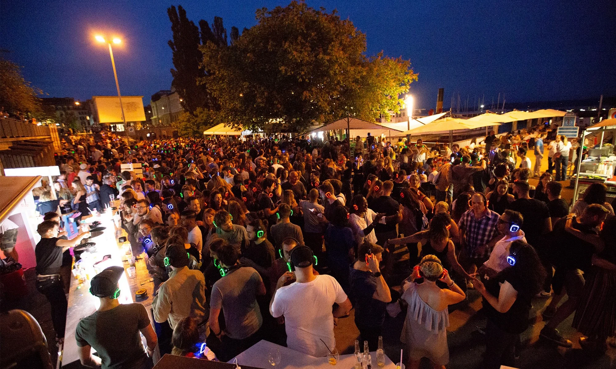 Bar du Lac Neuchâtel, soirée animée au bord du lac