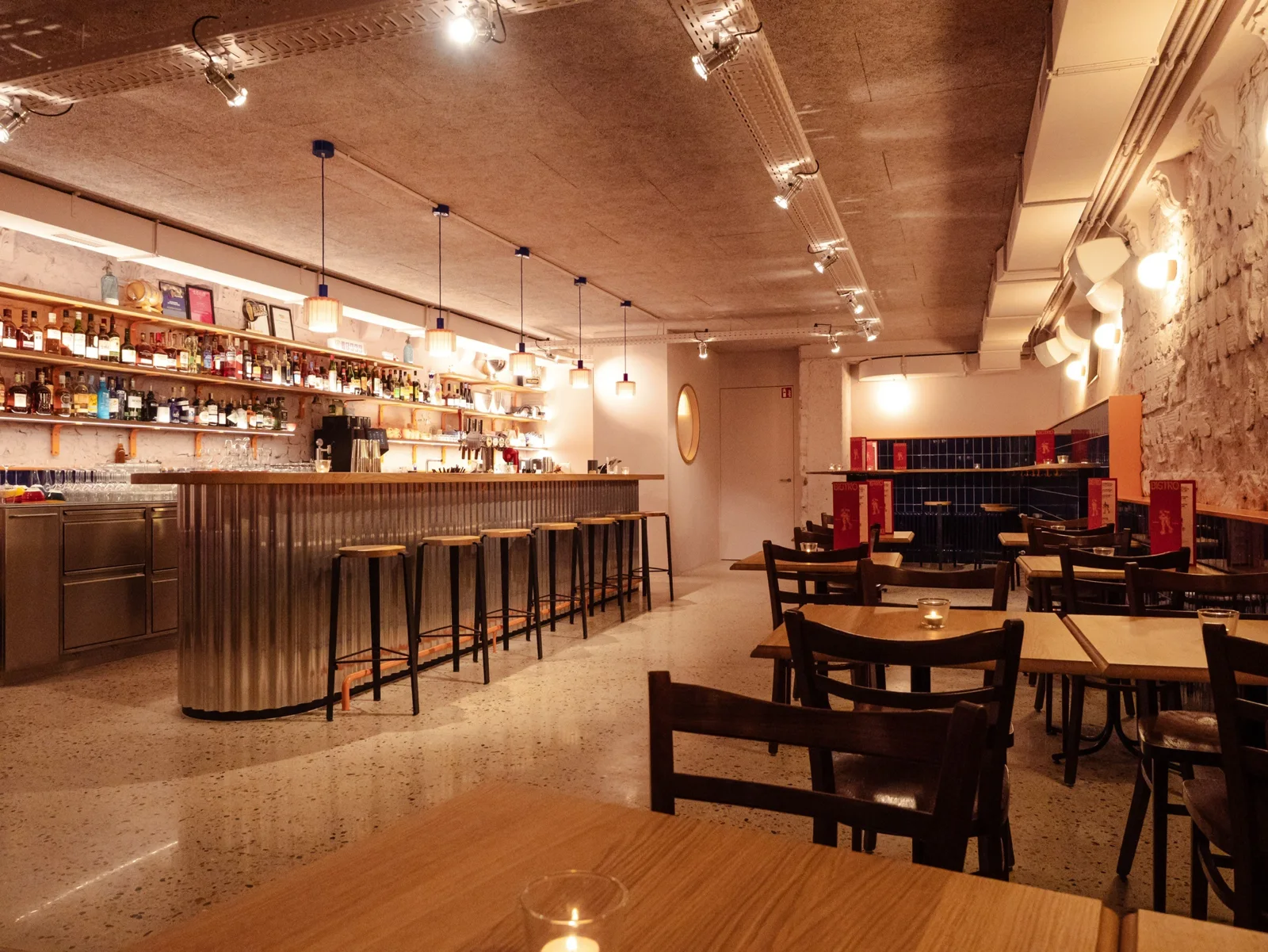 Le Bistro du Bourg Fribourg, la salle et le comptoir