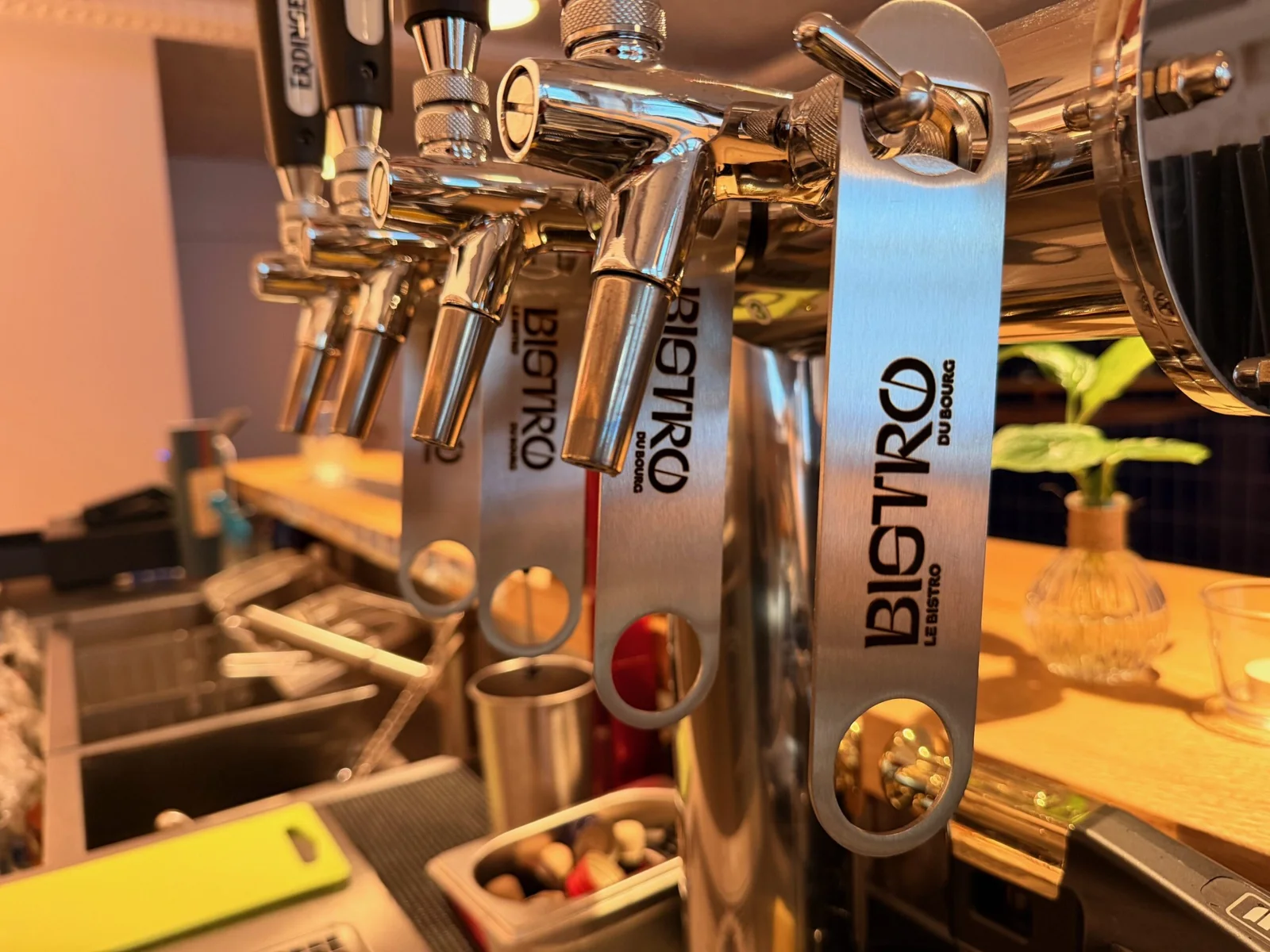Le Bistro du Bourg Fribourg, ambiance du soir au comptoir