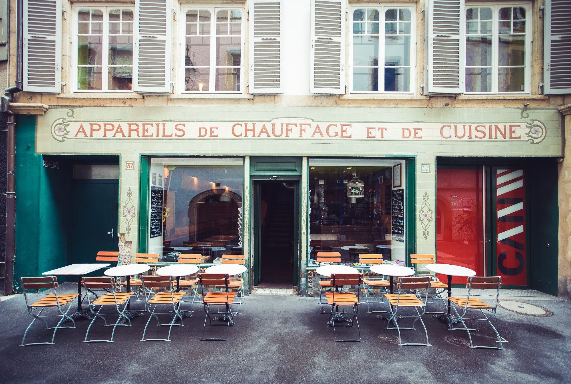 Bistrot Chauffage Compris Neuchâtel, façade et terrasse rue des Moulins