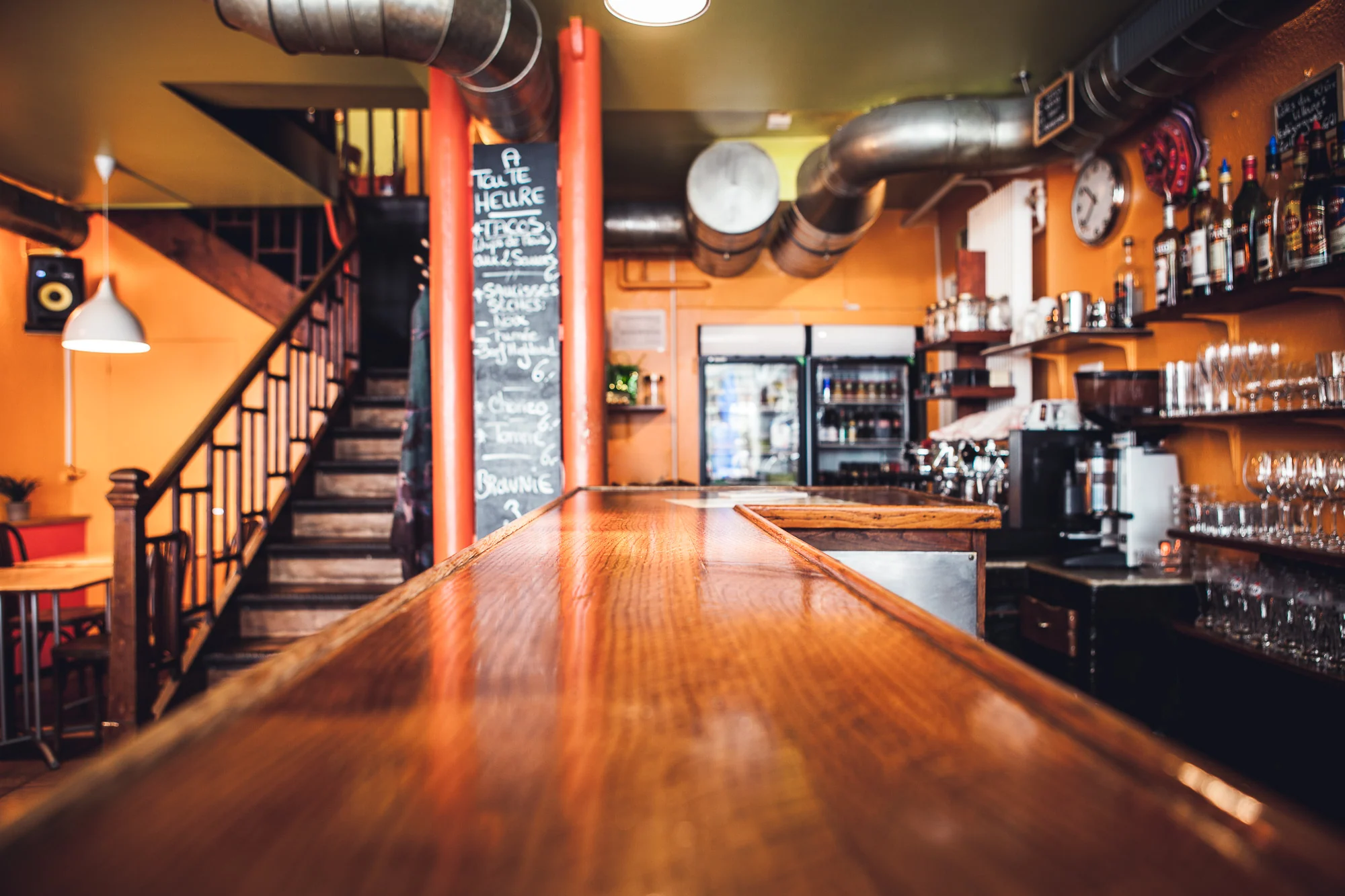 Bistrot Chauffage Compris Neuchâtel, le comptoir et l'escalier du bistrot