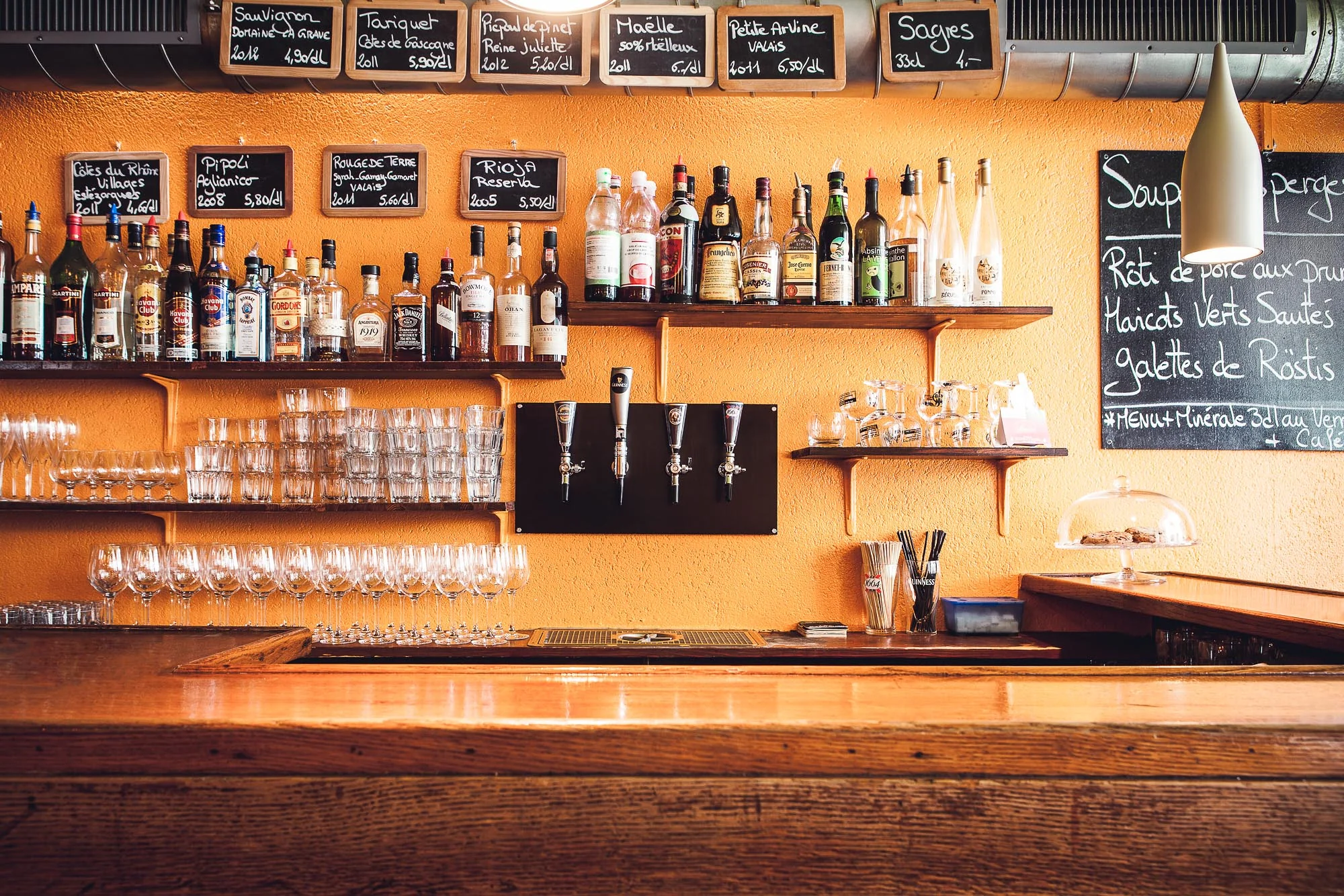 Bistrot Chauffage Compris Neuchâtel, le bar et ses ardoises de vins