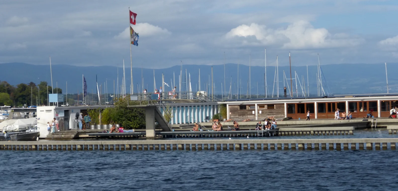 Bains des Pâquis à Genève vus depuis le lac, jetée et buvette