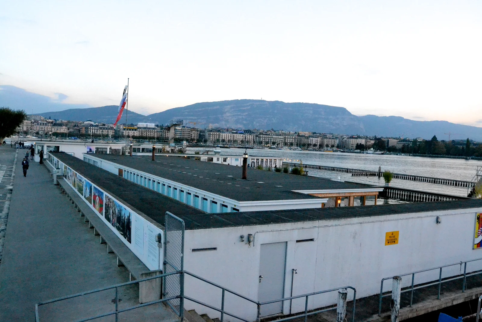 Bains des Pâquis à Genève en soirée, la jetée et le quai du Mont-Blanc