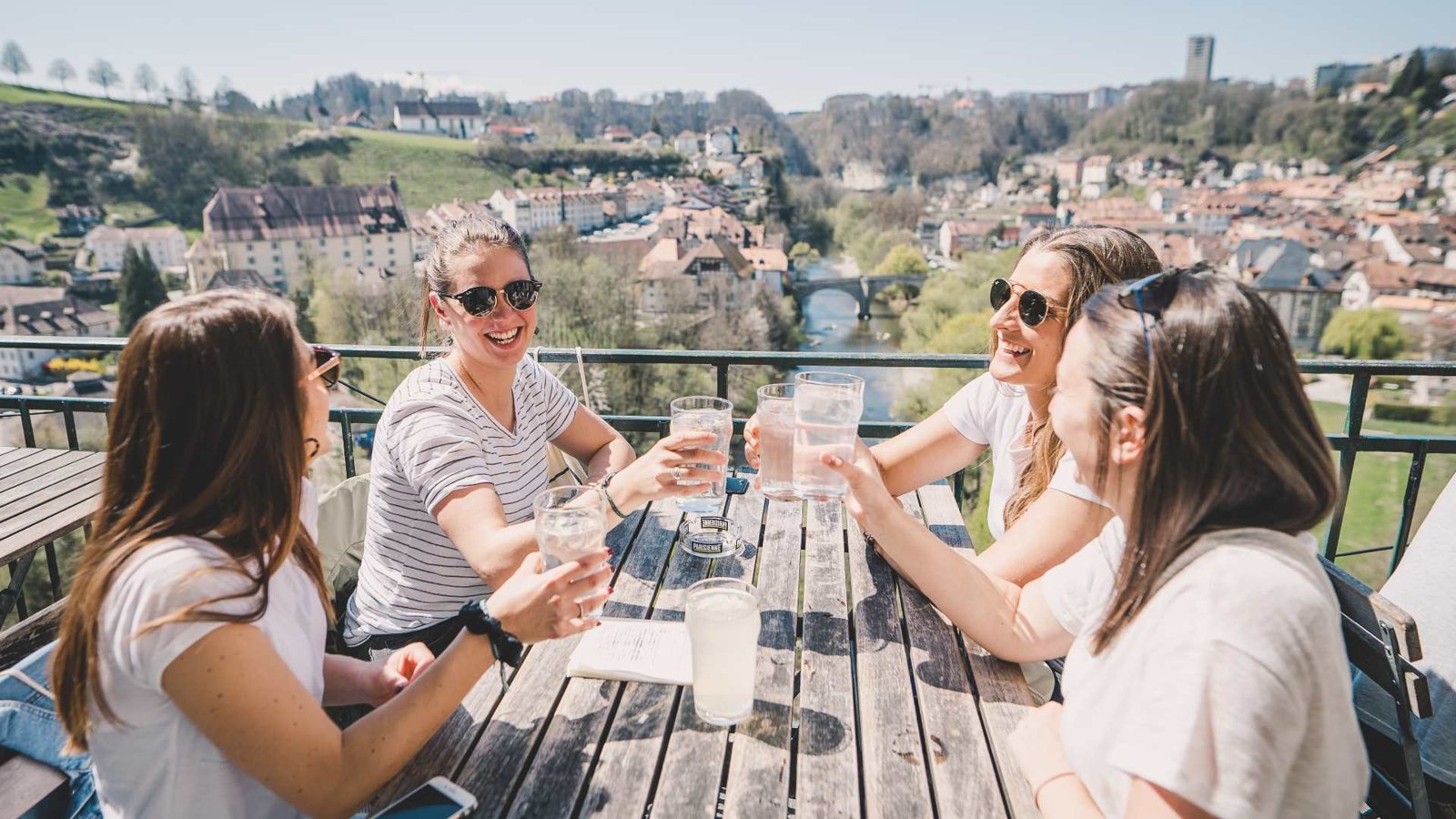Café du Belvédère Fribourg, terrasse avec vue sur la vieille ville