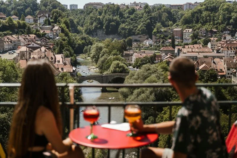 Café du Belvédère Fribourg, un verre en terrasse au-dessus de la Sarine