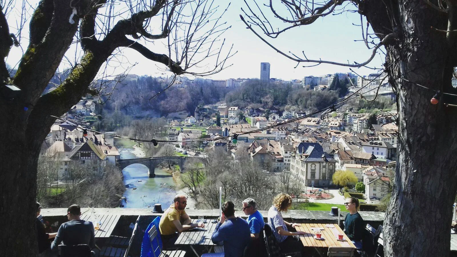 Café du Belvédère Fribourg, la terrasse sous les arbres
