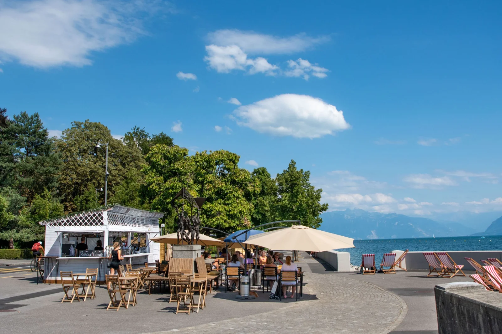 Buvette Côté Lac à Ouchy, terrasse au bord du lac Léman avec vue sur les Alpes