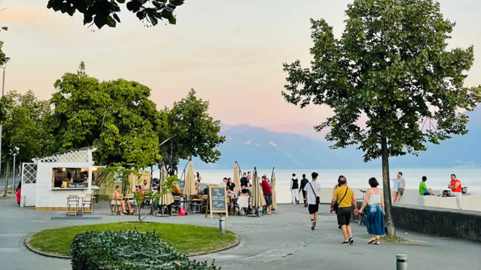 Terrasse de Côté Lac à Ouchy en fin de journée, quai de Belgique