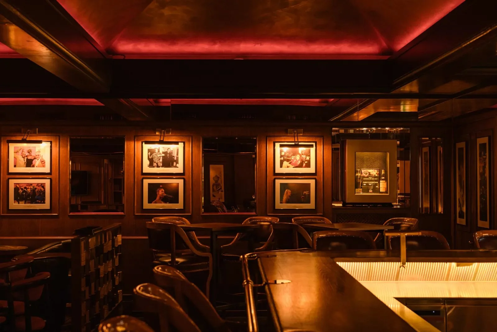 Funky Claude's Bar à Montreux, salle du bar avec ses banquettes et ses souvenirs musicaux