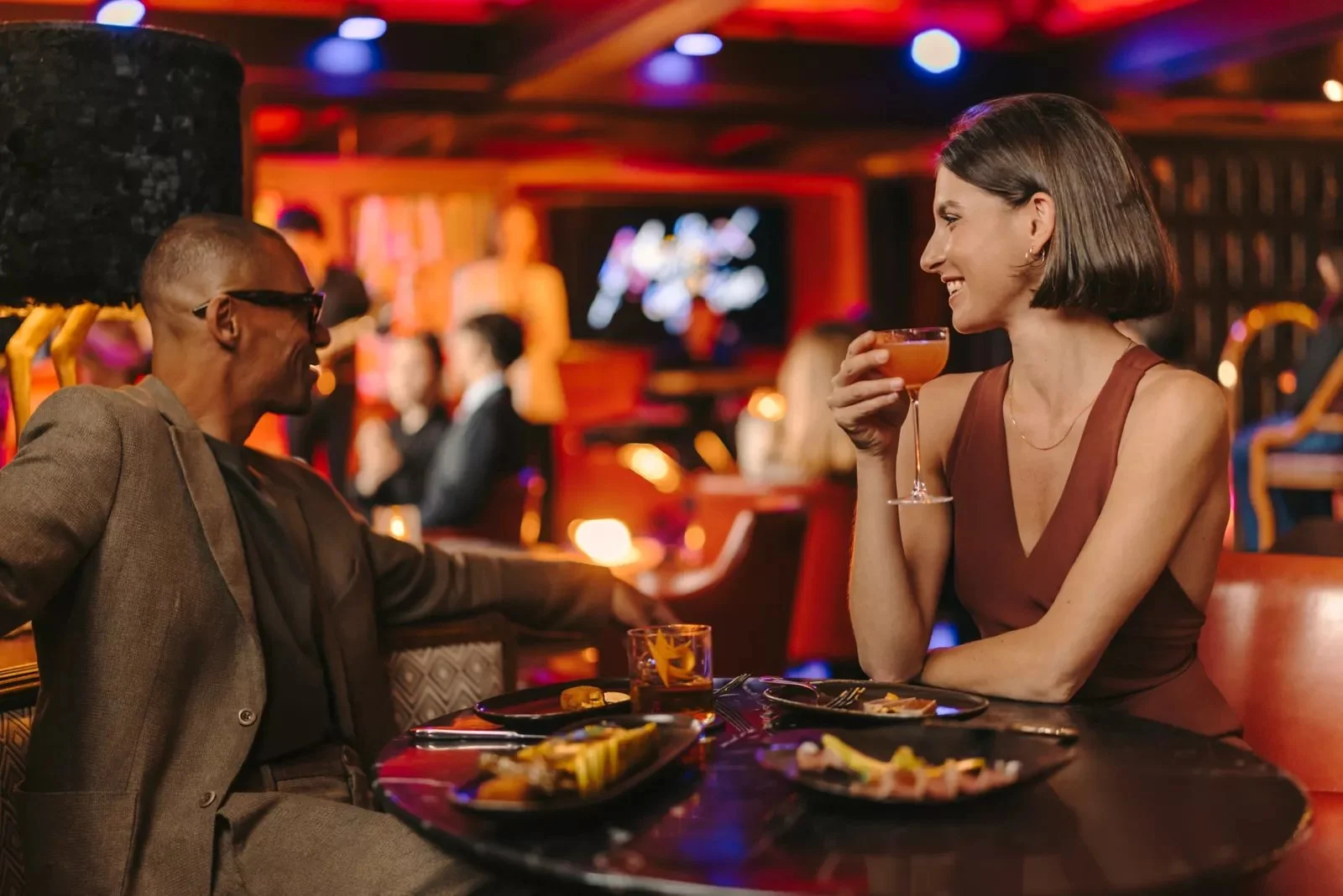 Funky Claude's Bar à Montreux, clients autour d'une table le soir