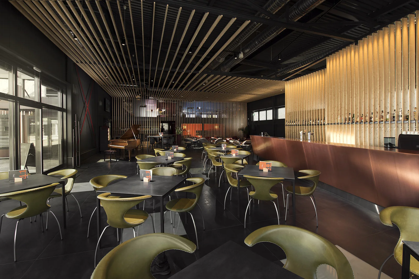 Salle principale du Hangar41 à Sion, lounge et bar à vins sous une charpente en bois