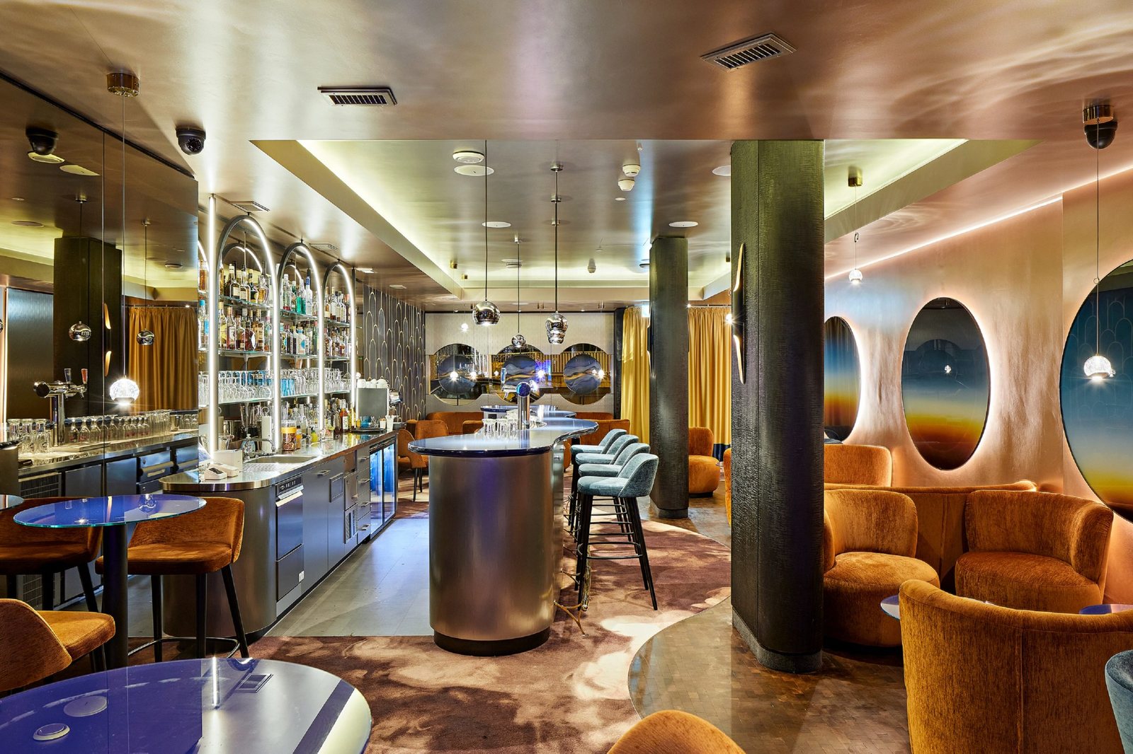 L'Heure Bleue Bar à Bienne, le comptoir et les tabourets