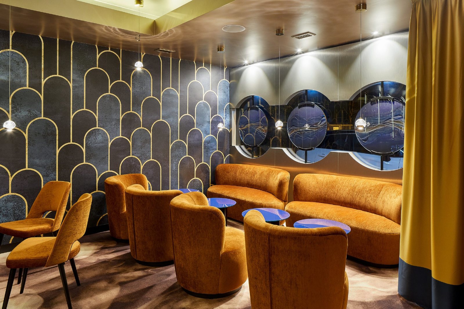 L'Heure Bleue Bar à Bienne, salon aux fauteuils orange