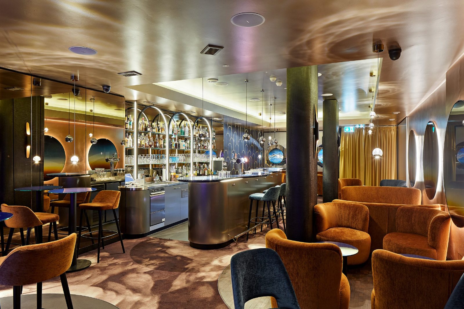 L'Heure Bleue Bar à Bienne, le bar et ses fauteuils en velours