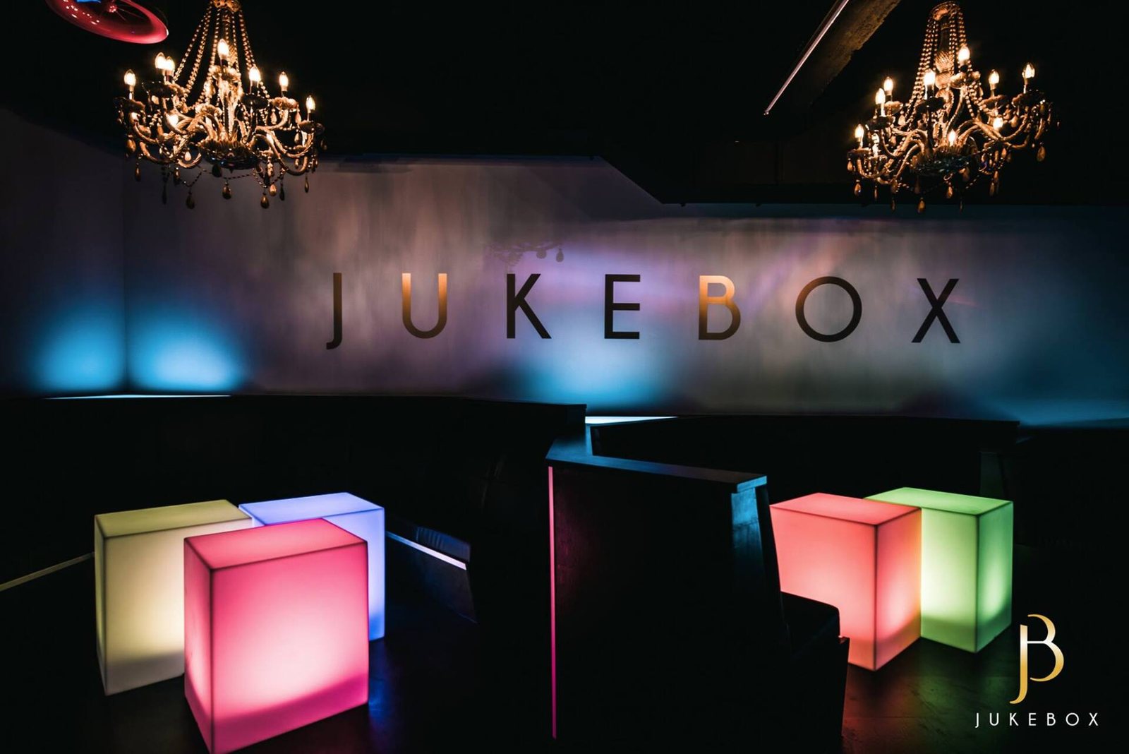 Intérieur du Jukebox Club à Sion, cubes lumineux et lustres sous l'enseigne