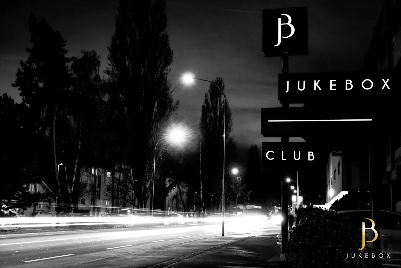 Enseigne du Jukebox Club à Sion la nuit, rue de Lausanne