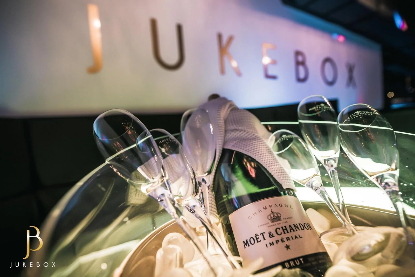 Seau à champagne et flûtes au Jukebox Club de Sion