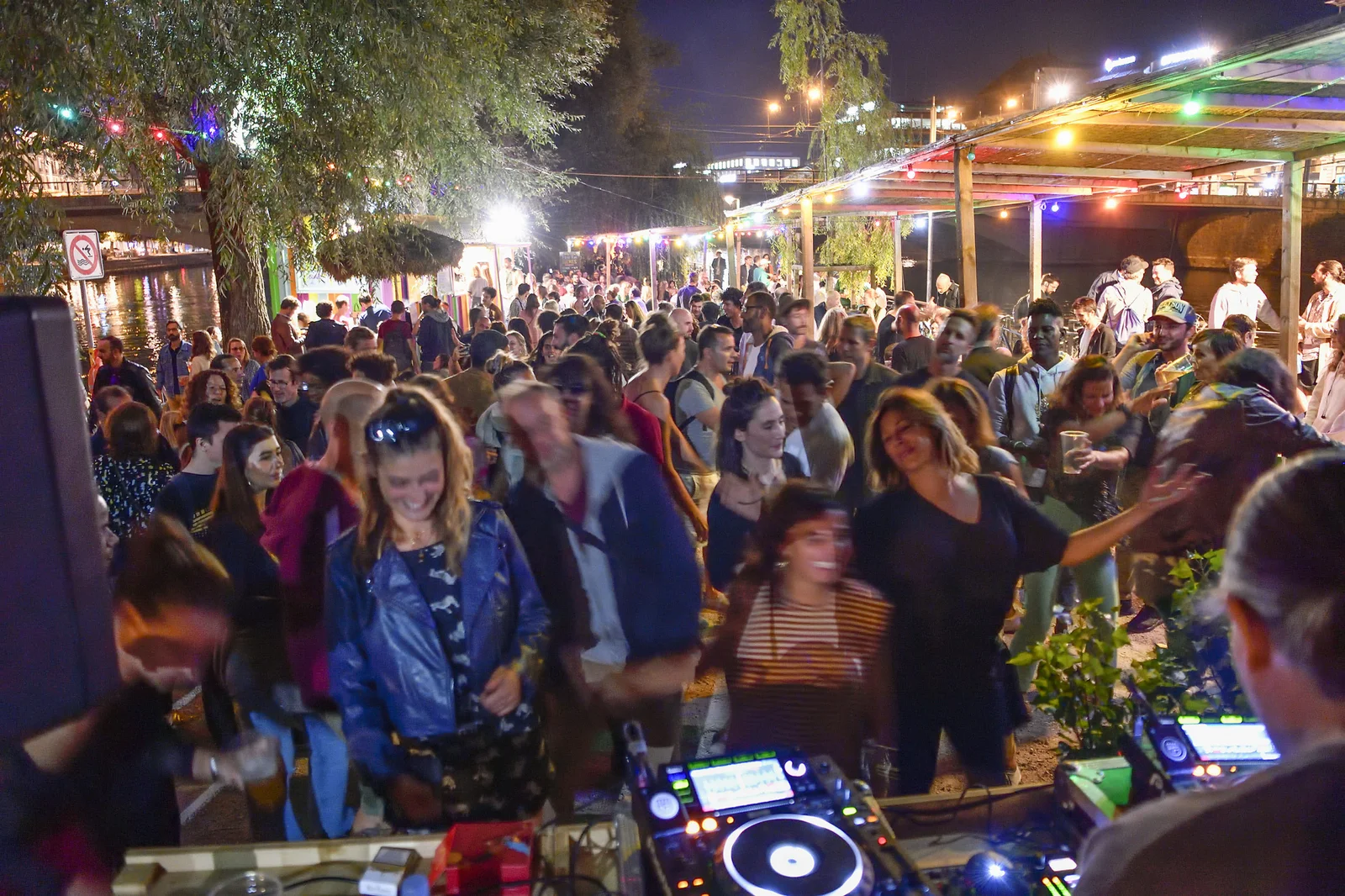La Barje des Lavandières à Genève, foule sur la terrasse au bord du Rhône un soir d'été