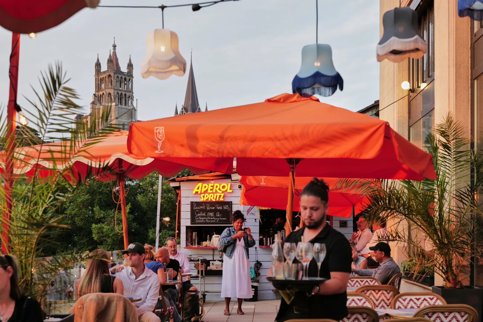 Terrasse du Lausanne Cocktail Club avec vue sur la cathédrale de Lausanne
