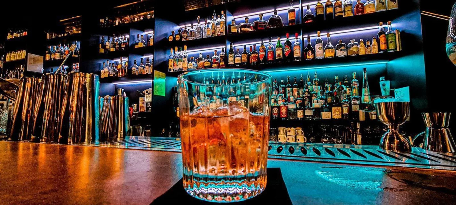 Comptoir du Lausanne Cocktail Club, cocktail et bouteilles rétroéclairées