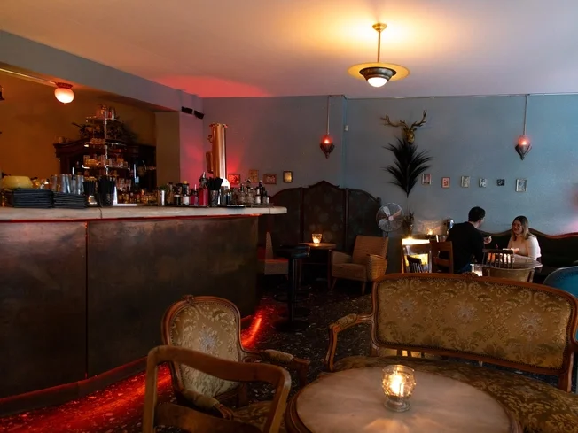 Le Verre à Monique à Genève, salle vintage avec le bar et les fauteuils rétro
