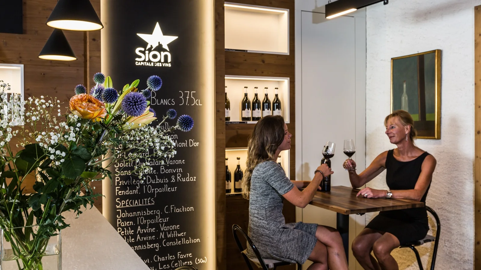 Intérieur du Verre à Pied à Sion, bar à vins avec l'ardoise des crus au verre