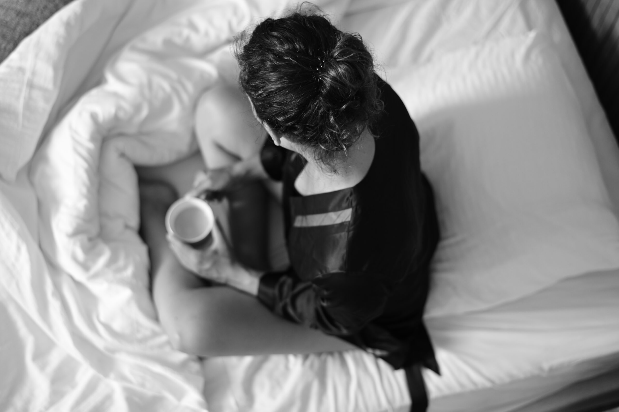 Léna au lit avec une tasse de café