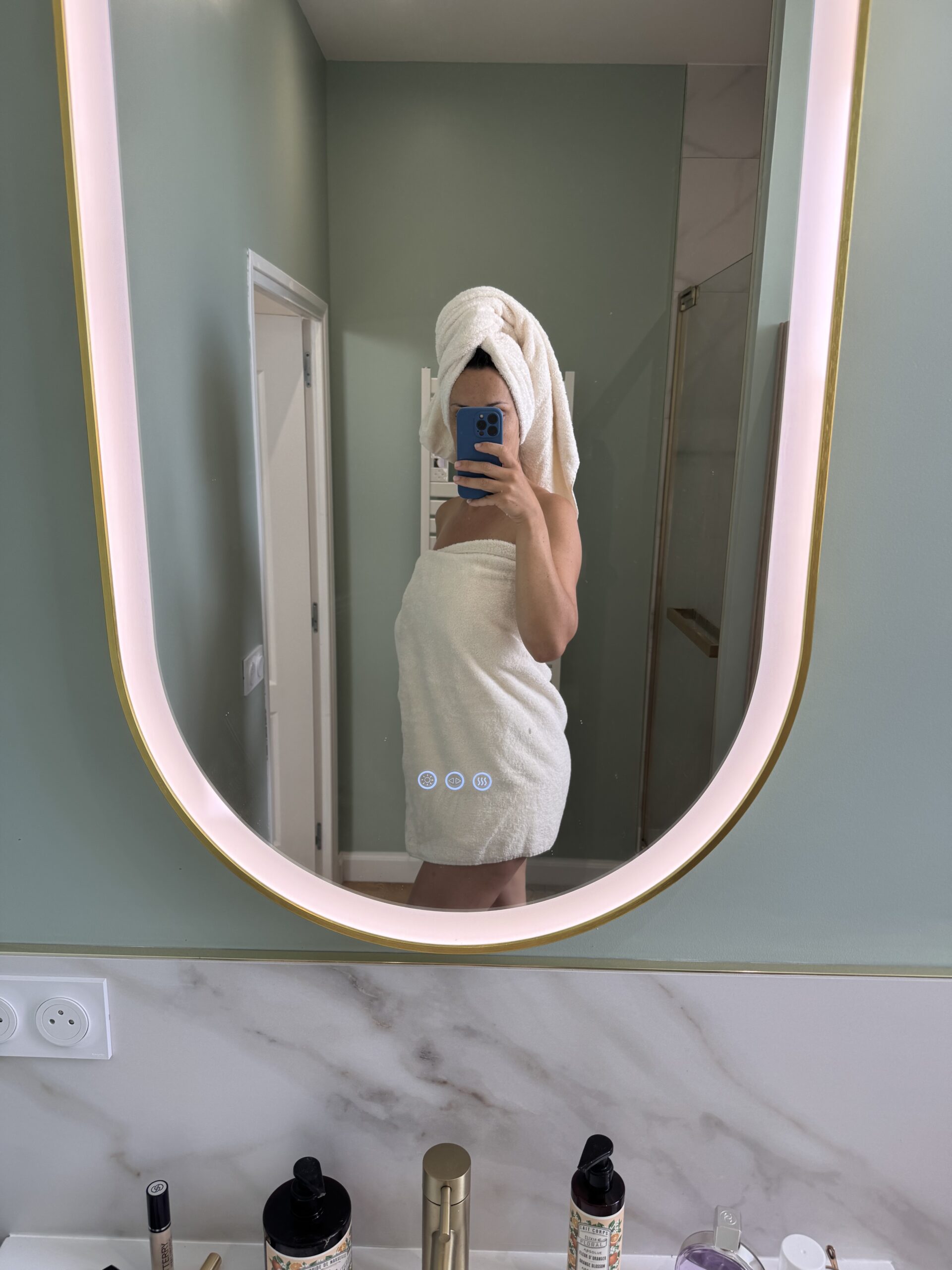 Léna en serviette après la douche
