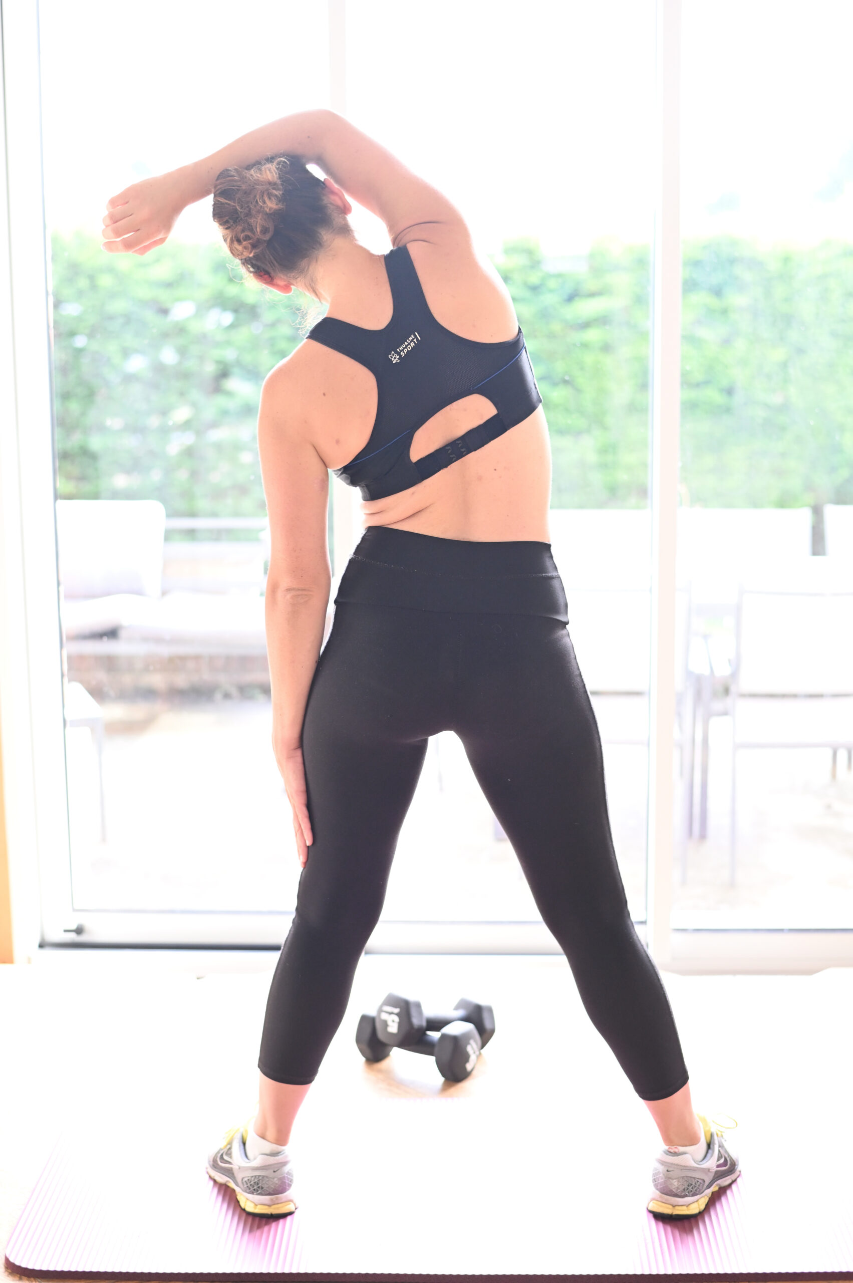 Léna pendant une séance de sport à la maison