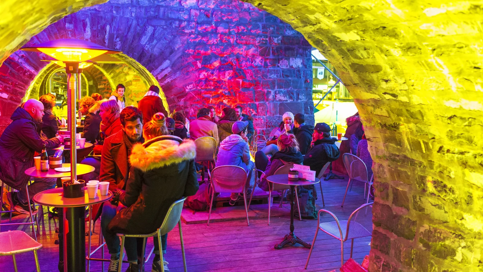Les Arches à Lausanne, terrasse sous les voûtes du Grand-Pont avec éclairage coloré