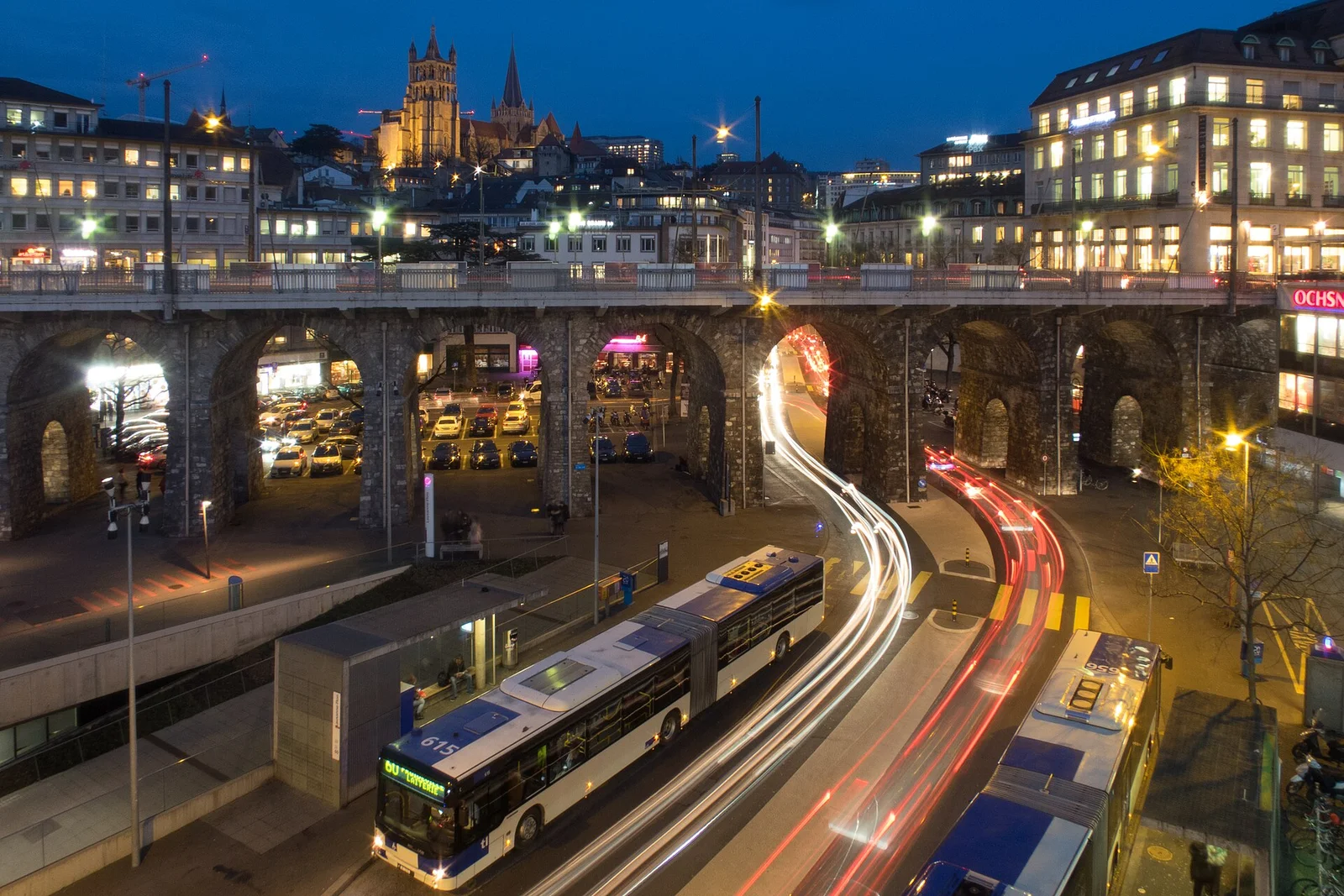 Le Grand-Pont de Lausanne et ses arches illuminées de nuit