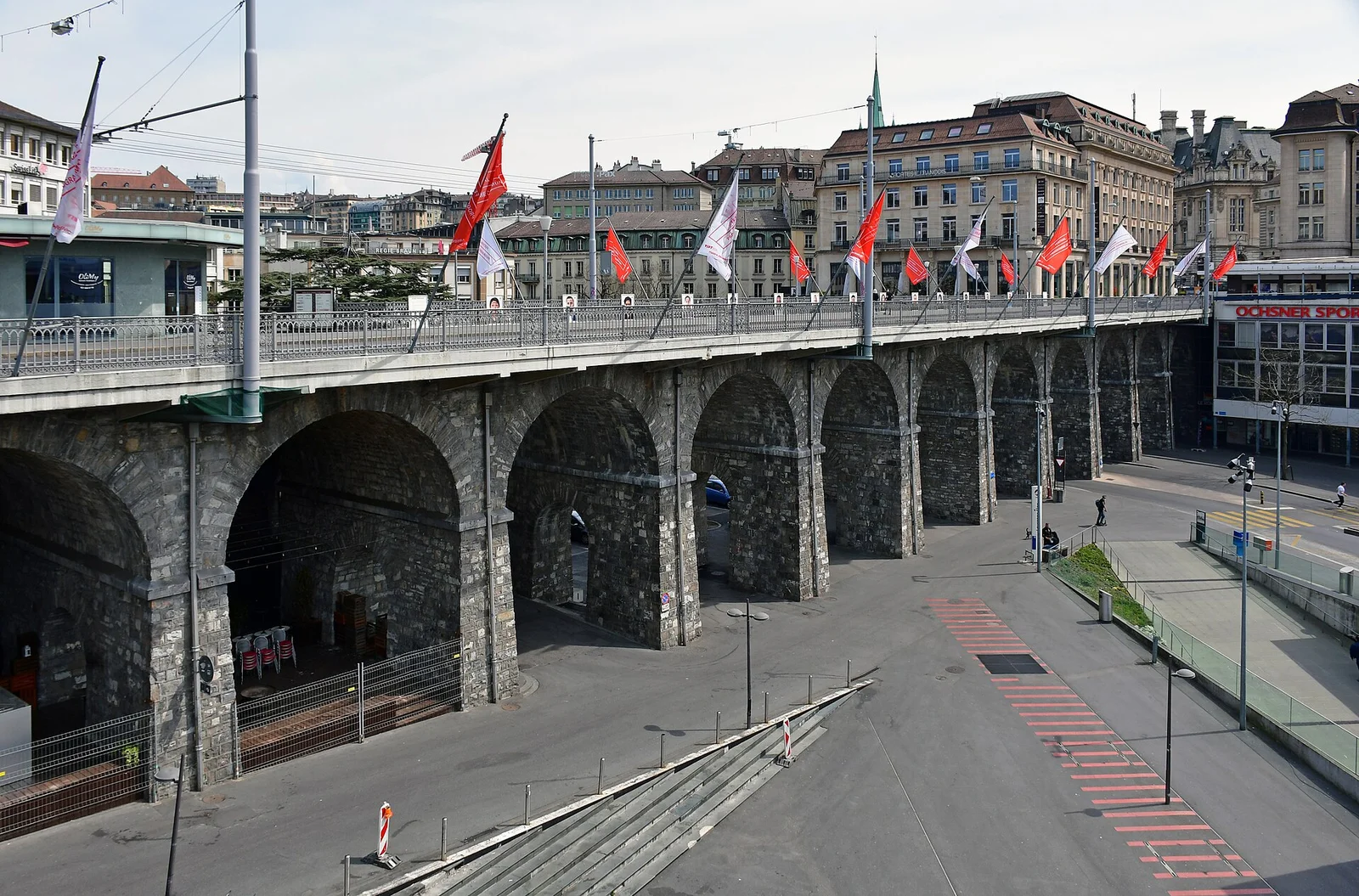 Les arches du Grand-Pont à Lausanne, place de l'Europe, en journée