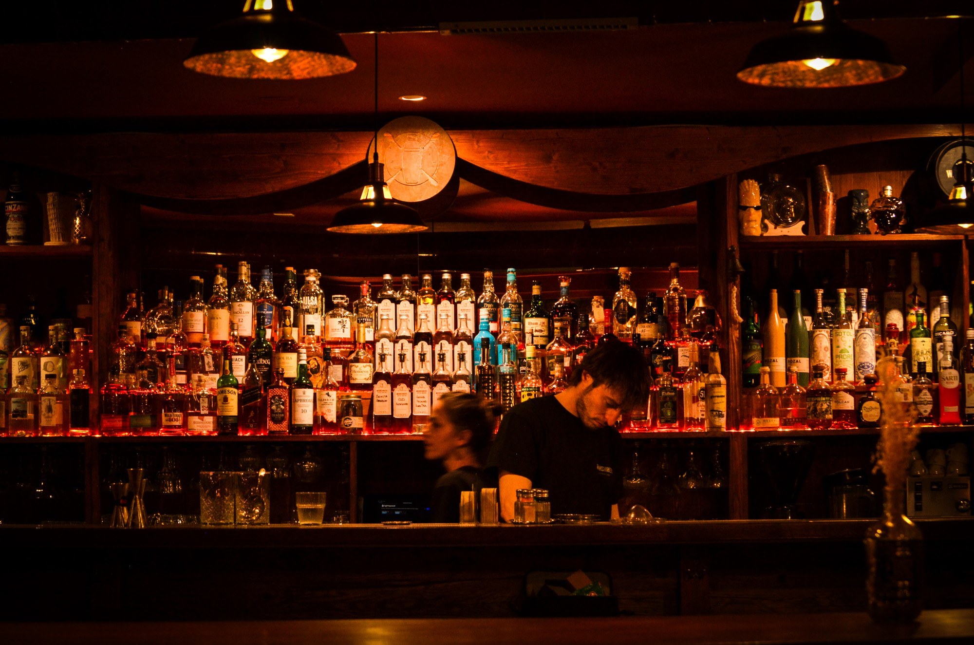 Moonshiners Neuchâtel, le comptoir du bar à cocktails et ses spiritueux