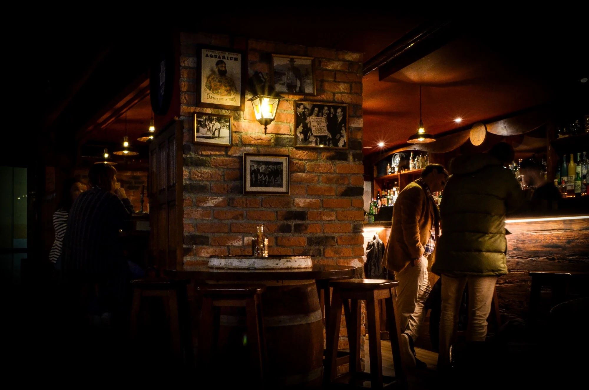 Moonshiners Neuchâtel, clients au bar dans une ambiance tamisée