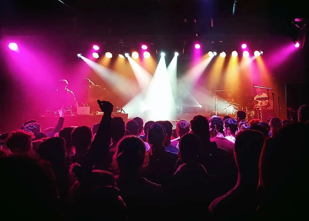 NED Music Club à Montreux, concert avec le public devant la scène