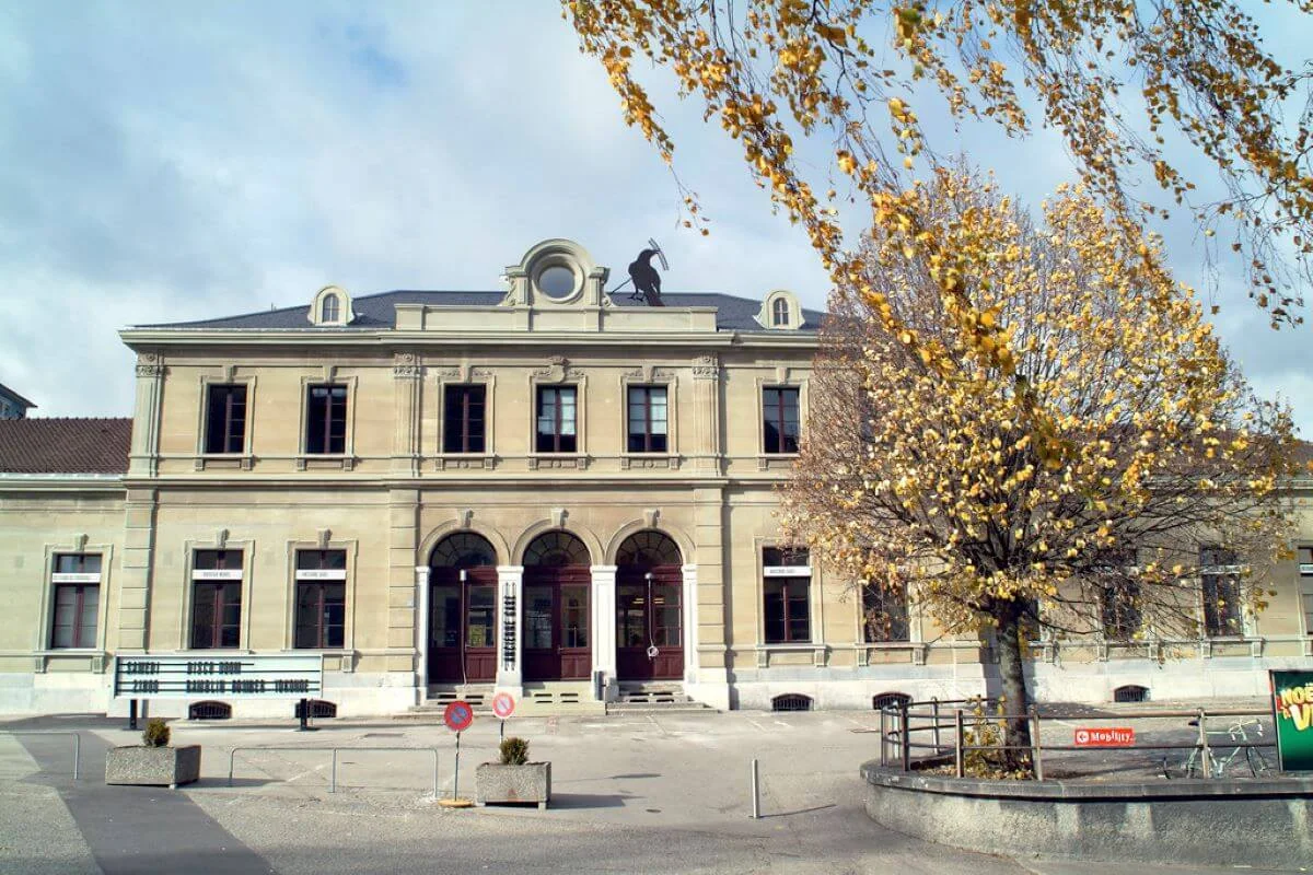 Le Nouveau Monde Fribourg, l'Ancienne Gare en automne