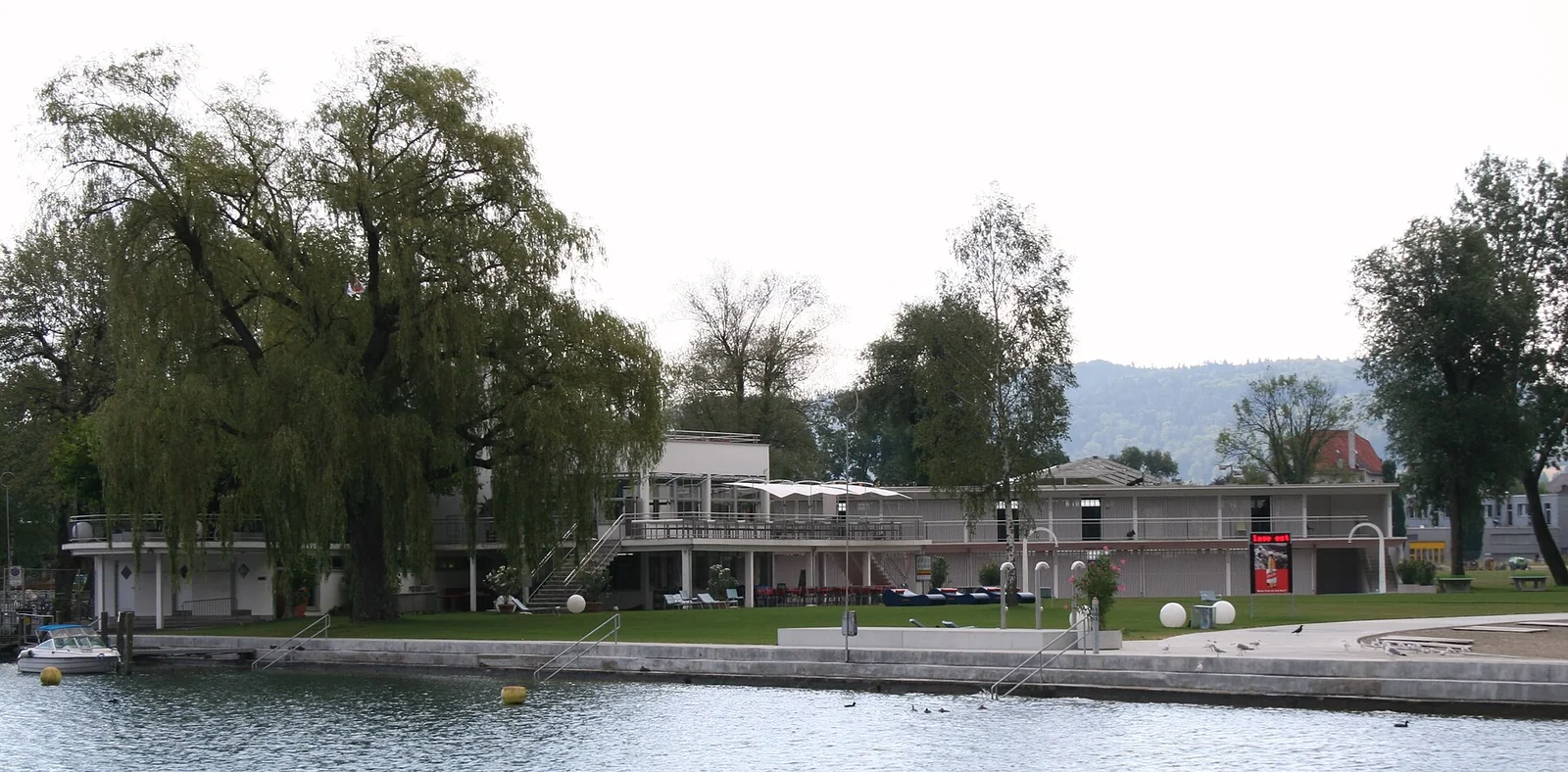 Rive du lac de Bienne vue depuis l'eau, à côté du Strandboden