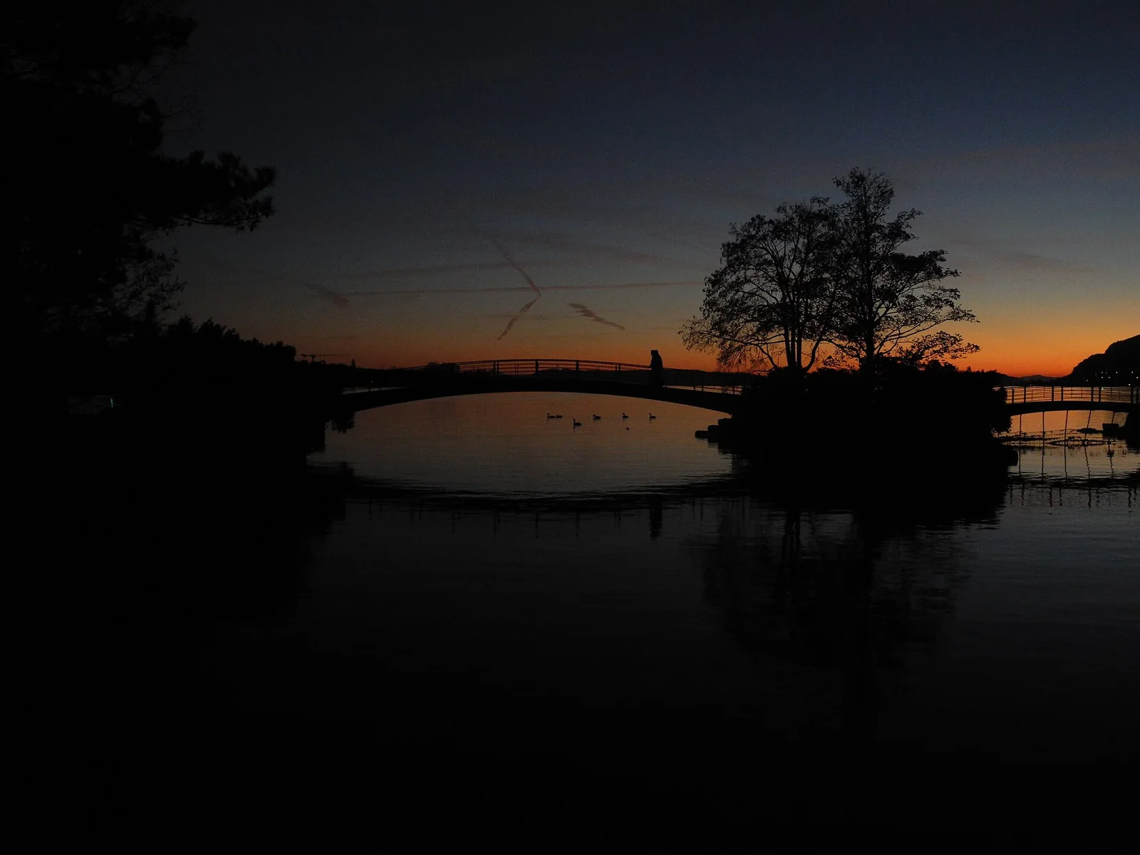 Rives du lac de Bienne au coucher du soleil, près du parc Nicolas-G. Hayek