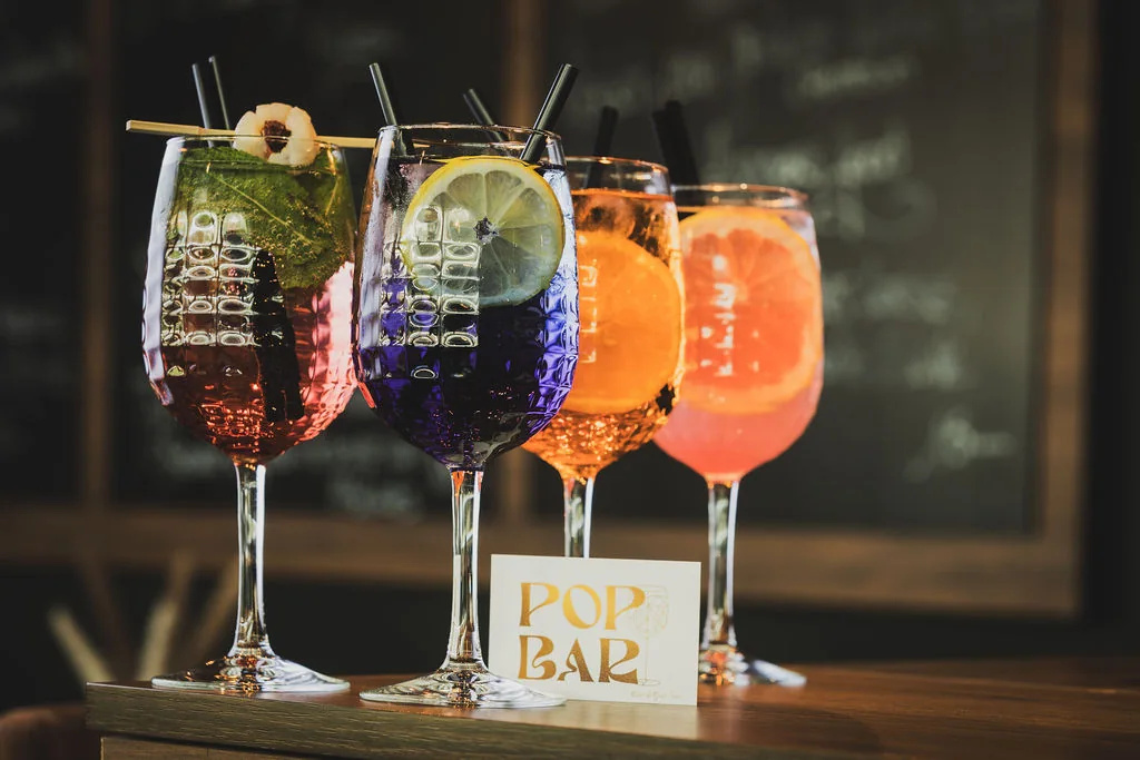Spritz colorés servis au comptoir du Pop Bar à Sion