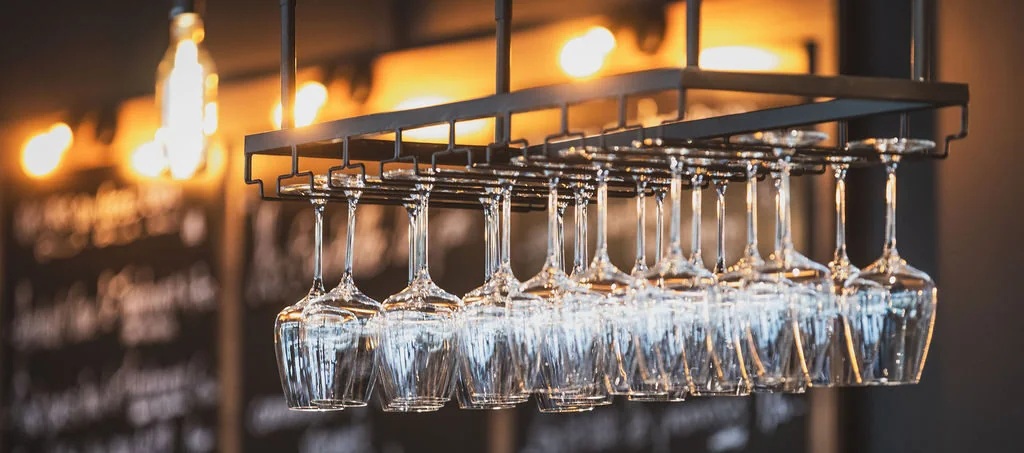 Verres suspendus au-dessus du comptoir du Pop Bar à Sion