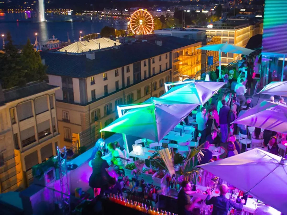 Rooftop 42 à Genève, terrasse panoramique de nuit avec vue sur la rade et le Jet d'eau