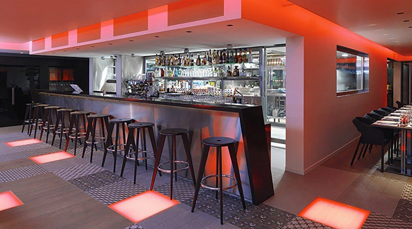 Rooftop 42 à Genève, le bar intérieur et ses tabourets hauts
