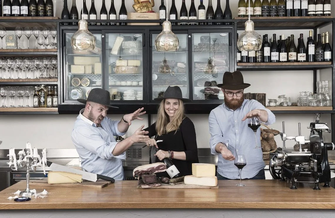 L'équipe de Ta Cave derrière le comptoir du bar à vins, Lausanne Sous-gare