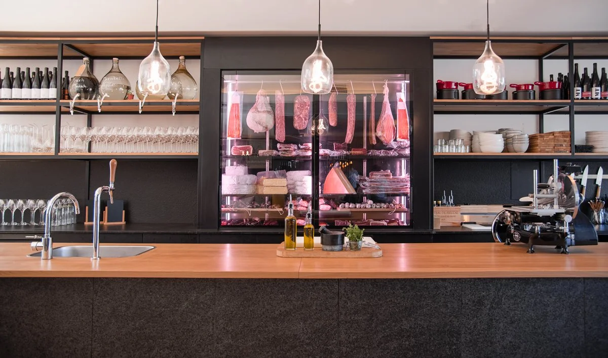 Comptoir de Ta Cave avec sa vitrine de charcuterie et de fromages