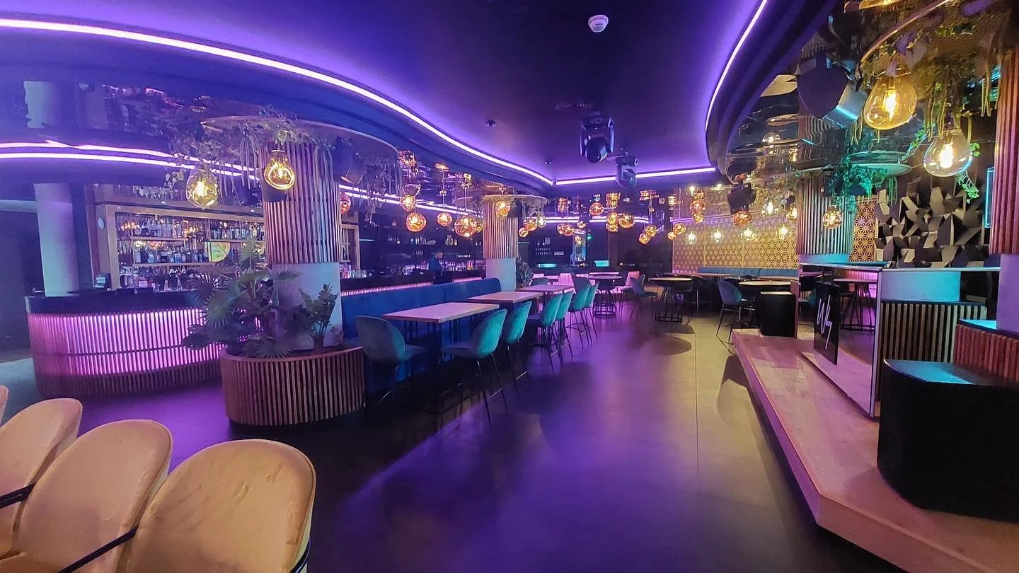 Why Montreux, salle du bar à cocktails avec ses néons et ses banquettes