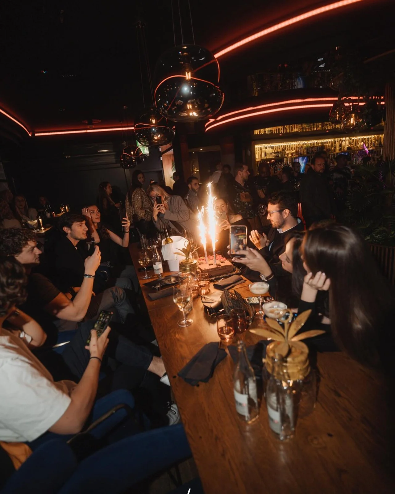 Why Montreux, ambiance de soirée autour d'une table